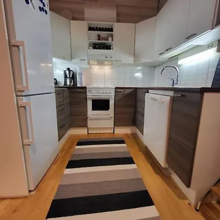 Viihtyisae Ja Tilava Moekki, Pytkykaksonen B * Syöte